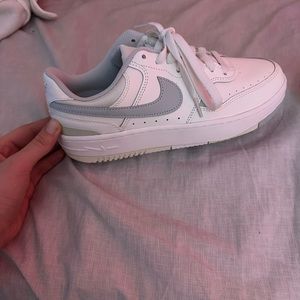 nike short slight light blue accent shoes women’s